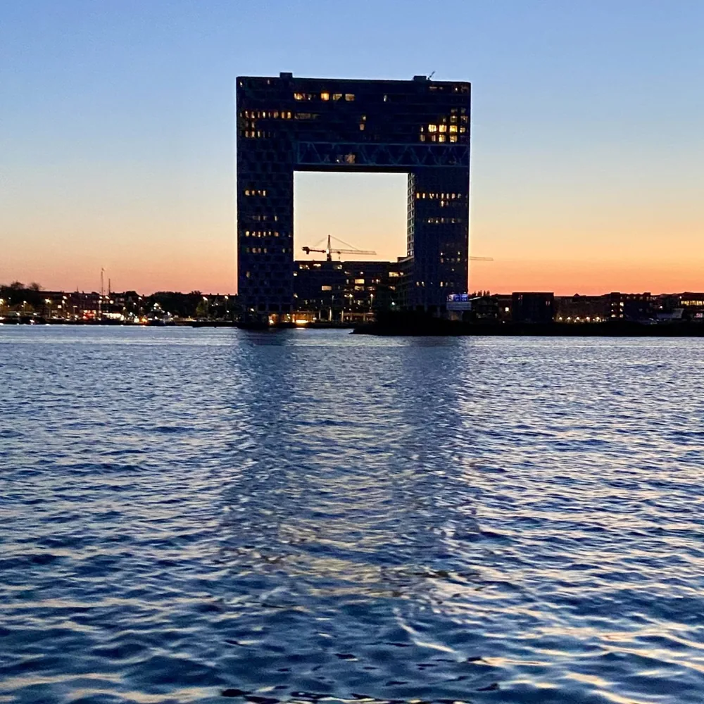 Uitzicht over het IJ in Amsterdam bij zonsondergang