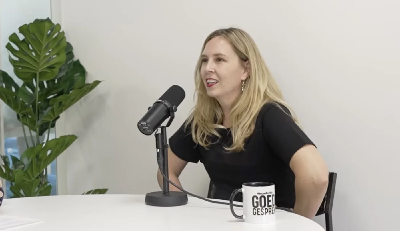 Esra van Beelen in gesprek tijdens een podcast